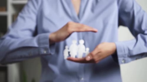 Mujer adulta con papel recortado familiar, hogar familiar, familia de acogida, concepto de apoyo a organizaciones benéficas, familia