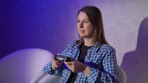 Eine junge Frau spielt eine Spielkonsole