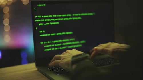 Un hacker travaille sur un ordinateur portable la nuit