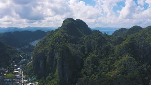 Seelandschaft mit Blick auf die Berge und Felsen von oben in El Nido, Palawan, Philippinen
