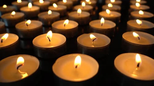 Bougies sur fond noir