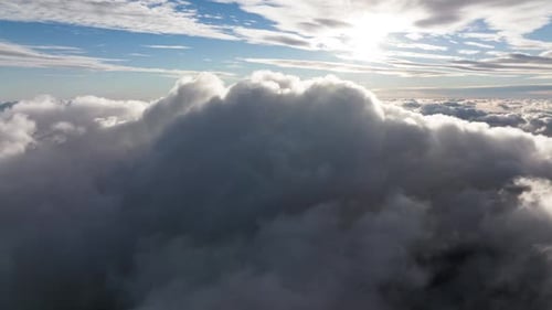 Flug über die Cumulus-Wolken