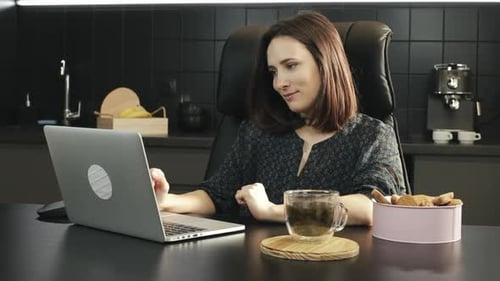 Retrato de pessoa sorridente fechando o laptop no local de trabalho em casa. Trabalhando em casa