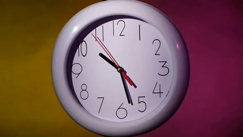 Horloge blanche sur fond coloré