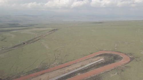 Se déplacer sur les voies ferrées. Vue aérienne de la voie d'arrêt d'urgence du chemin de fer à Trialeti, en Géorgie