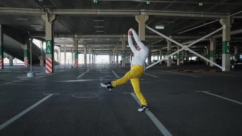 O
dançarino de rua contemporâneo Funky Urban está dançando estilo livre na cidade. Câmera lenta