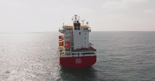 Containerschiff beladen mit Schiffscontainern, die Position auf See halten.
