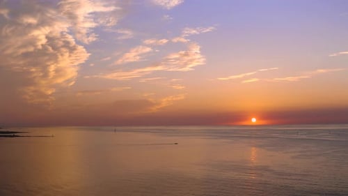 La scène romantique du coucher de soleil à l'horizon du vaste océan. Drone sh
