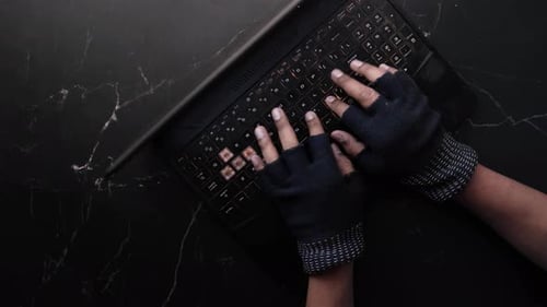 Hacker Hand vole des données d'un ordinateur portable de haut en