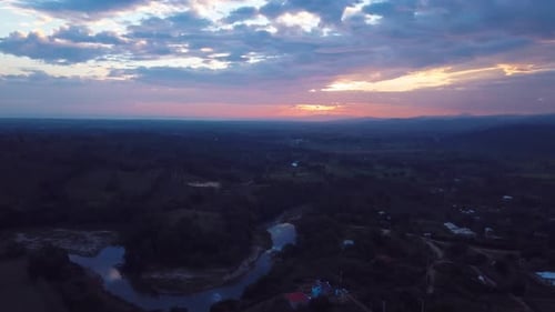 4k 24fps Sonnenaufgang Im Fluss Mit Häusern Und Wolken Drohnen-Shooting