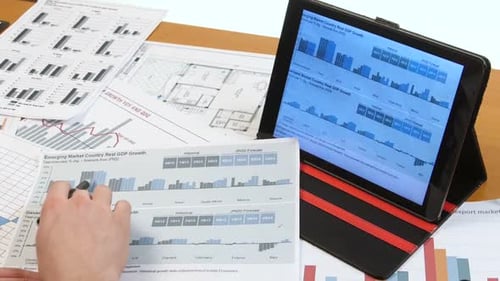 Geschäftsleute, die ein Geschäftsprojekt entwickeln und Marktdateninformationen analysieren