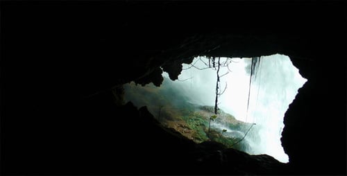 Wasserfall aus dem Inneren der Höhle