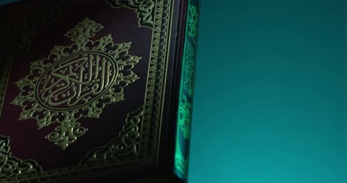Heiliger Koran auf Buchablage auf der linken Seite, Drehung 2
