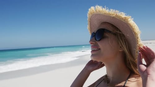 Frau genießt Freizeit am Strand