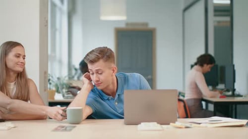 Homme d'affaires endormi posant avec un ordinateur portable au coworking