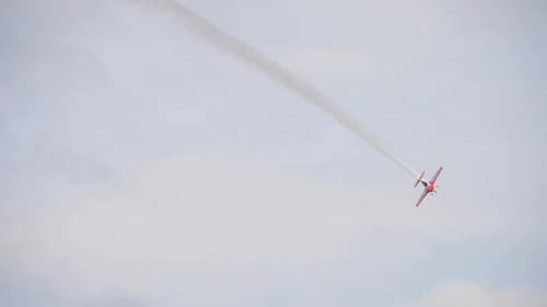 Sportflugzeug, das Kunstflug durchführt