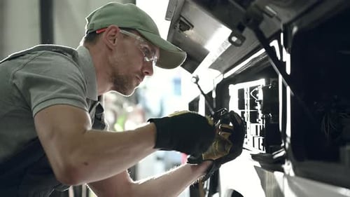 Verificação e manutenção da caixa de fusíveis do ônibus.