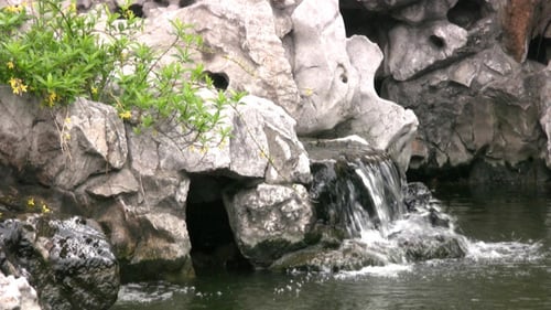 Ein kleiner Wasserfall in den Bergen