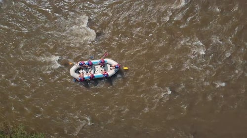 Ansicht von oben auf People Rafting auf dem Mountain River