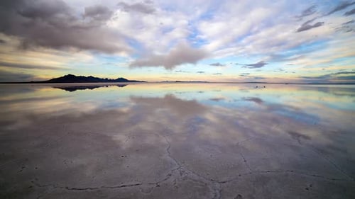 Reflexión en un lapso de tiempo sobre las salinas de Bonneville al atardecer