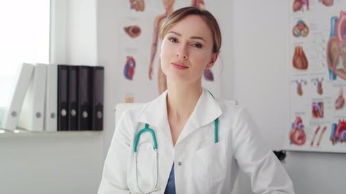 Handheld-Videoshows von Ärztin, die in ihrem Büro sitzt. Aufgenommen mit roter Helium-Kamera in 8K