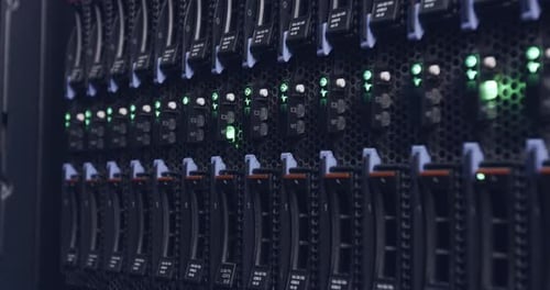 Amplia sala de servidores informáticos en un centro de datos