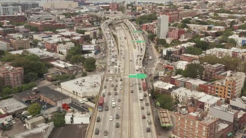 Über den New York City Highway mit geschäftigem Autoverkehr am Grey Day