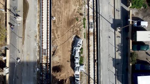 Zumbido aéreo de avance lento disparo de un tren ligero vacío en construcción en Jaffa, Israel, rodeado b