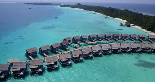 Weite Tourismusaufnahme eines weißen Sandparadiesstrandes und blauem Wasserhintergrund in 4K