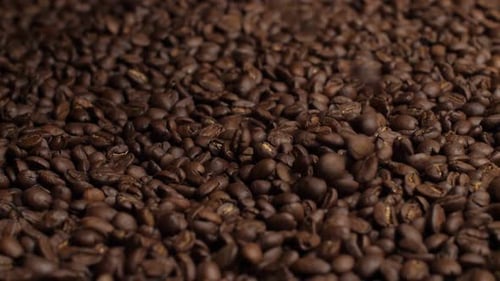 Fallende Kaffeebohnen