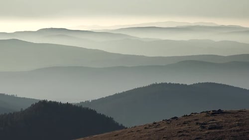 Silhouetten aufeinanderfolgender Hügel und Berge