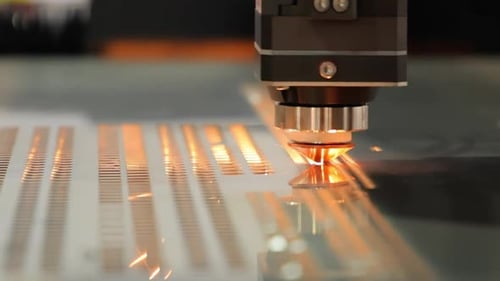 CNC-Laserschneiden von Metall Moderne Industrietechnik