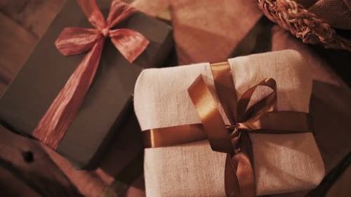 Geschenke in Schachteln mit Bögen für das neue Jahr