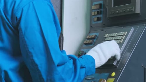 Nahaufnahme per Fingerdruck zur Steuerung der CNC-Maschine