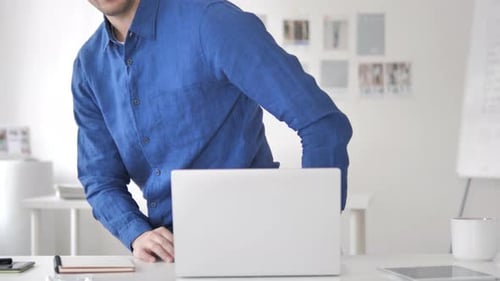 Hombre adulto casual cansado dejando la oficina después del trabajo