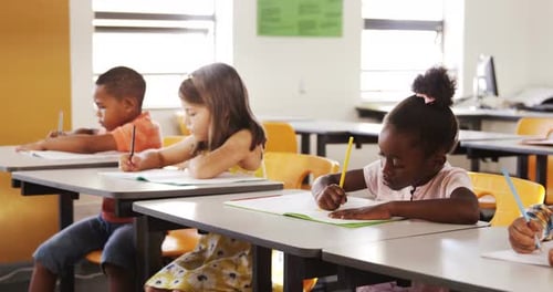 Crianças da escola estudando em sala de aula