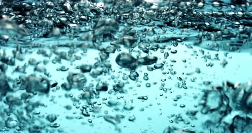 Wasser tropft in eine Wasseroberfläche - weißer Hintergrund