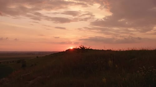 Faszinierender Blick auf den abendlichen Sonnenuntergang auf dem Land