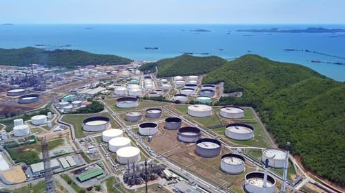 Vista aérea de la refinería petroquímica de petróleo y el mar en ingeniería industrial en Chonburi.