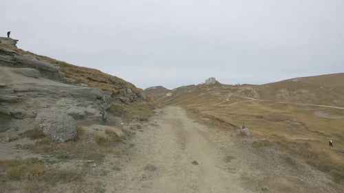 Rocas y sendero en la meseta de Bucegi