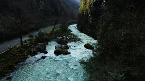Malerischer Gebirgsfluss fließt in einer Schlucht zwischen malerischen Felsen
