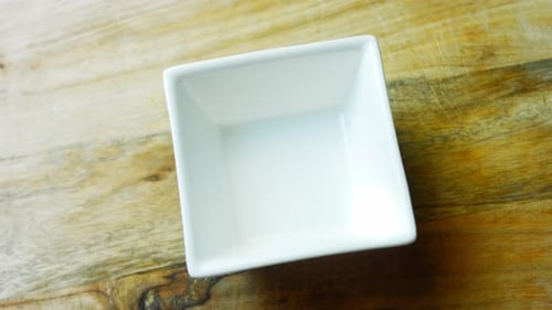 Eine quadratische Schale auf dem Tisch