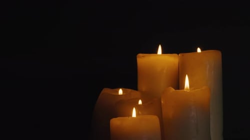 Bougies de cire brûlante sur fond noir Chroma Key