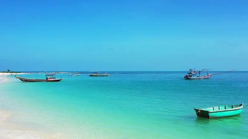 Schöne über dem Tourismus Aufnahme eines weißen Sandparadiesstrandes und eines aquablauen Ozeanhintergrunds in Vibran