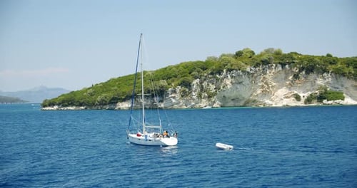 Katamaran-Yachtboot segelt im offenen blauen Meer zwischen den Ionischen Inseln