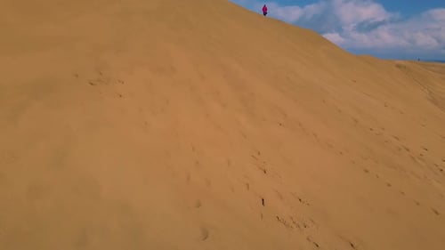 Homem nas dunas de areia à beira-mar