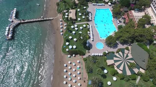 Luxuriöser Resort-Hotelkomplex mit Pool am Meer