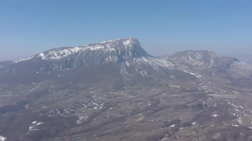 Le pic de Mountain Stol enneigé sous le ciel bleu (vidéo du Drone 4K)
