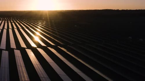 Solarpark bei Sonnenaufgang