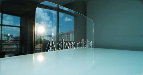 Werbebriefe aus Glas und Büro im Hintergrund